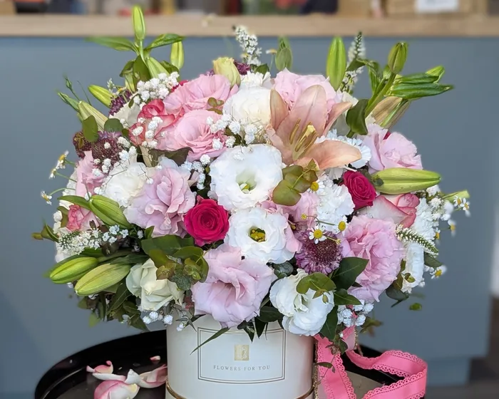 קופסת פרחים בגוונים ורודים