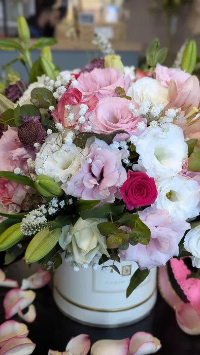 קופסת פרחים בגוונים ורודים