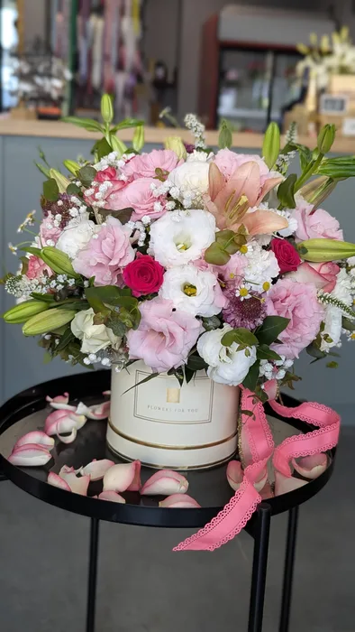 קופסת פרחים בגוונים ורודים