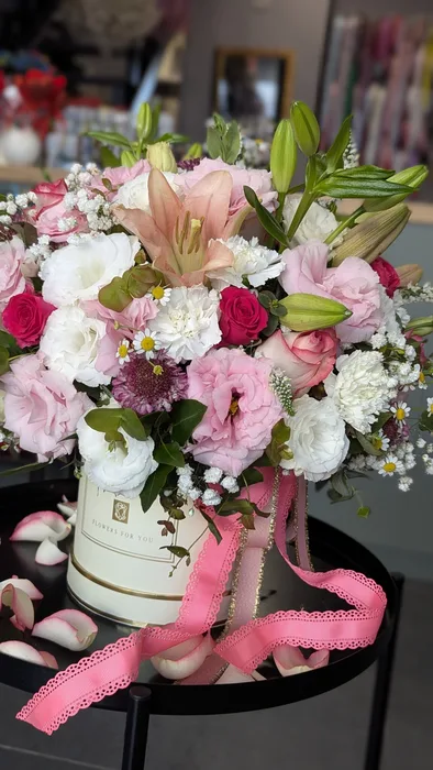 קופסת פרחים בגוונים ורודים