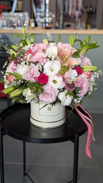 קופסת פרחים בגוונים ורודים