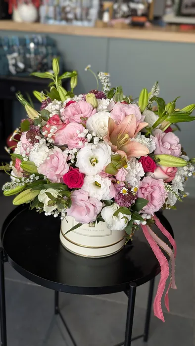 קופסת פרחים בגוונים ורודים