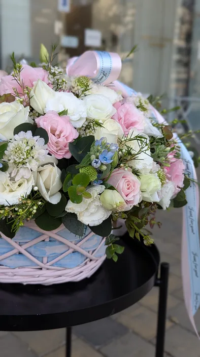 סלסלת פרחים בגוונים תכלת וורוד