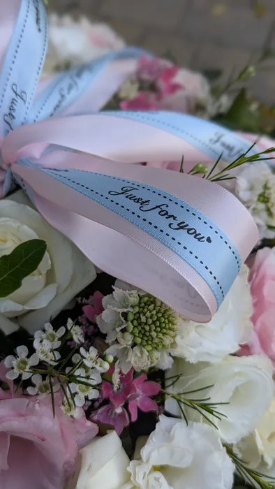 סלסלת פרחים בגוונים תכלת וורוד