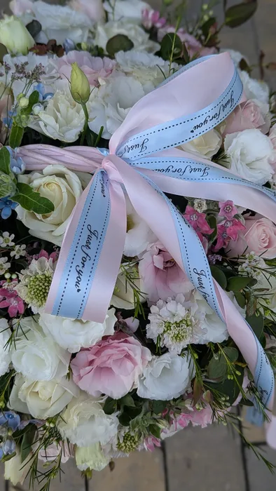 סלסלת פרחים בגוונים תכלת וורוד