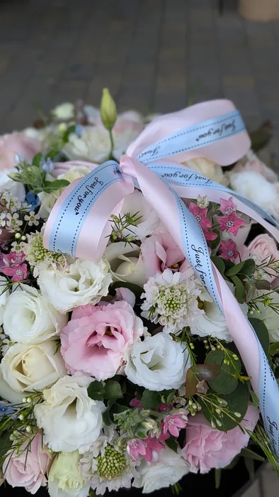 סלסלת פרחים בגוונים תכלת וורוד