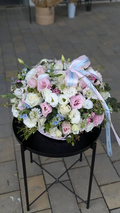 סלסלת פרחים בגוונים תכלת וורוד