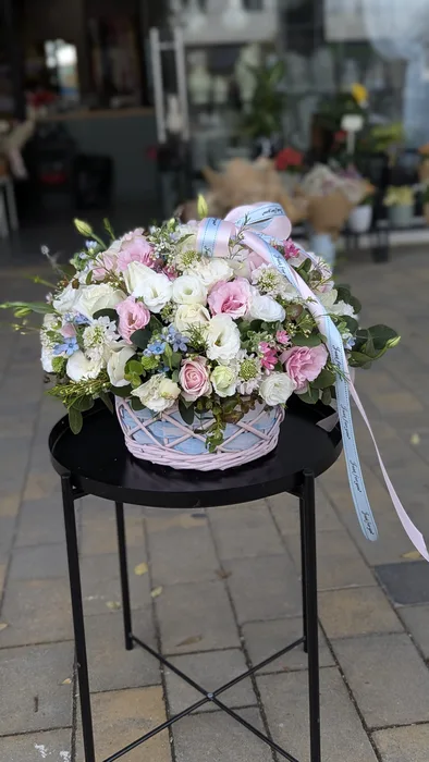 סלסלת פרחים בגוונים תכלת וורוד