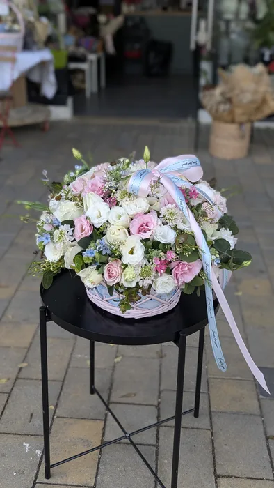 סלסלת פרחים בגוונים תכלת וורוד