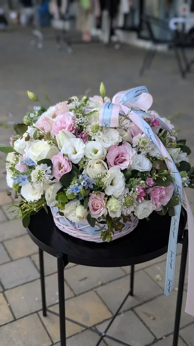 סלסלת פרחים בגוונים תכלת וורוד