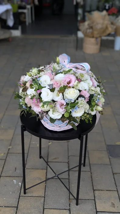 סלסלת פרחים בגוונים תכלת וורוד