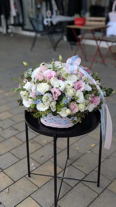 סלסלת פרחים בגוונים תכלת וורוד