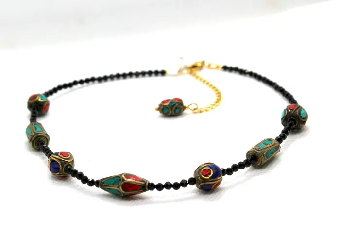 10 - שרשרת מספינל שחור וחרוזים בציפוי זהב