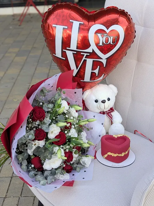 סט אהבה עם דובי ובלון - זר פרחים ועוגת מוס