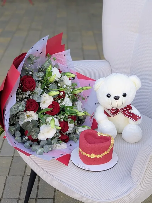 סט אהבה עם דובי - זר פרחים ועוגת מוס