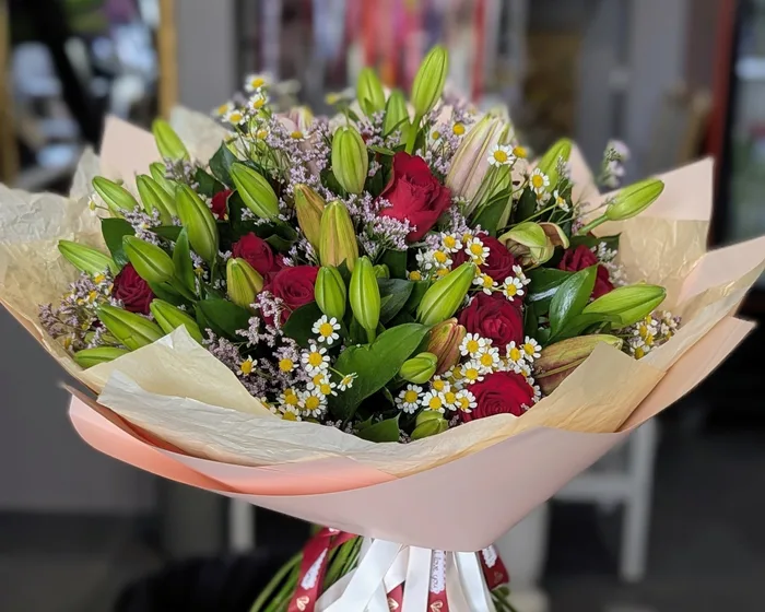 זר משולב ליליות וורדים אדומים