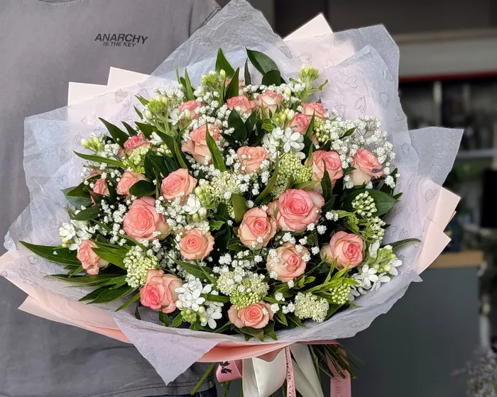 זר ורדים עדין ורוד לבן