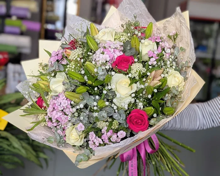 זר פרחים משולב עם ליליות, ורדים וברבדוס