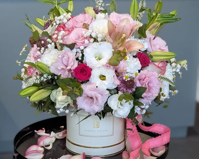 קופסת פרחים בגוונים ורודים