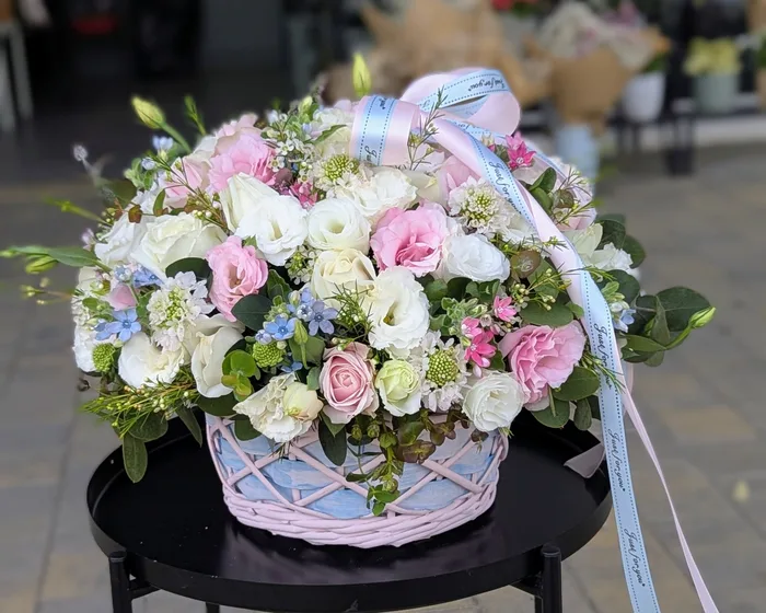 סלסלת פרחים בגוונים תכלת וורוד